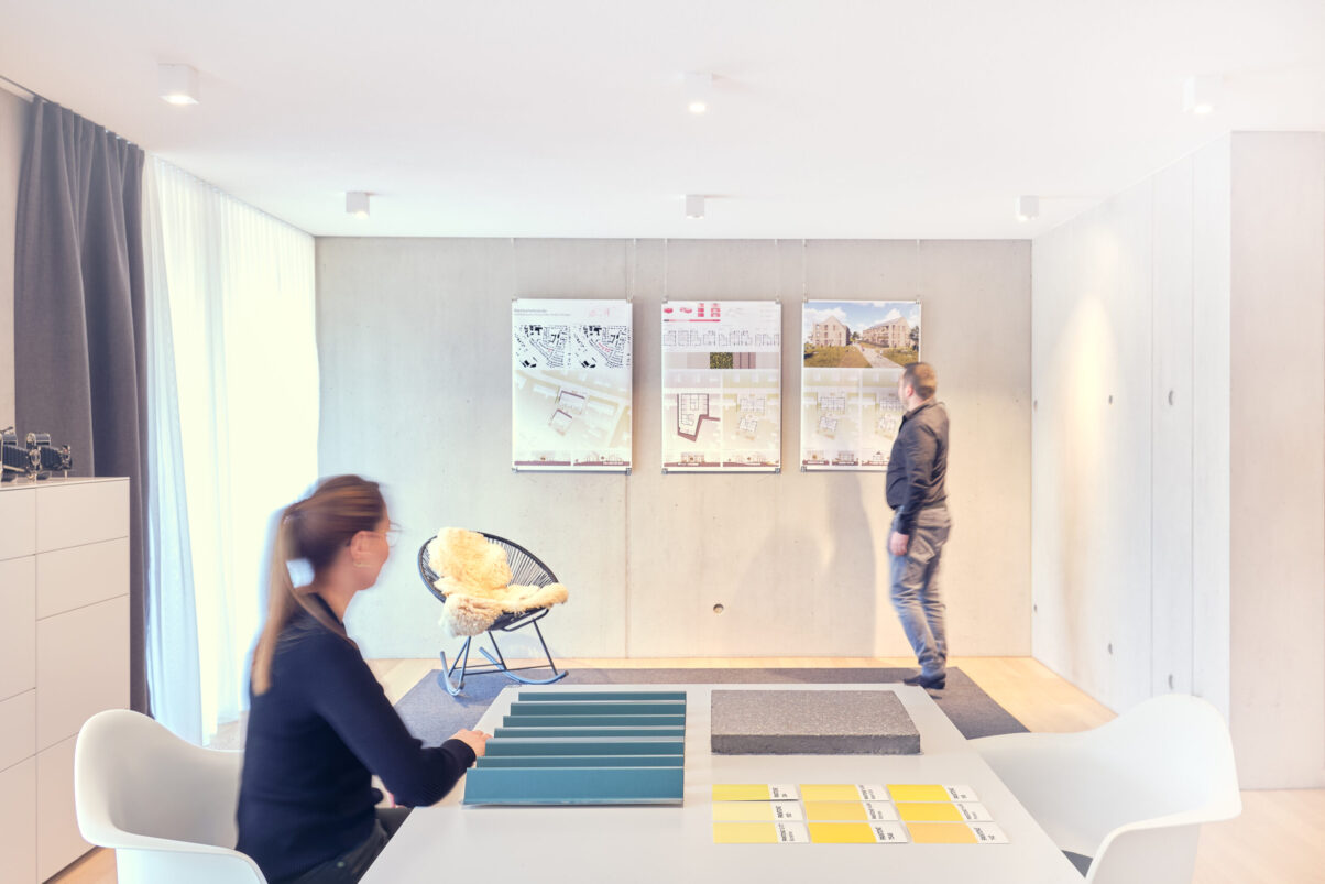 zwei architektinnen arbeiten an konzepten im büro