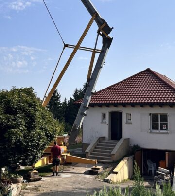 baukran bei altbau-sanierung